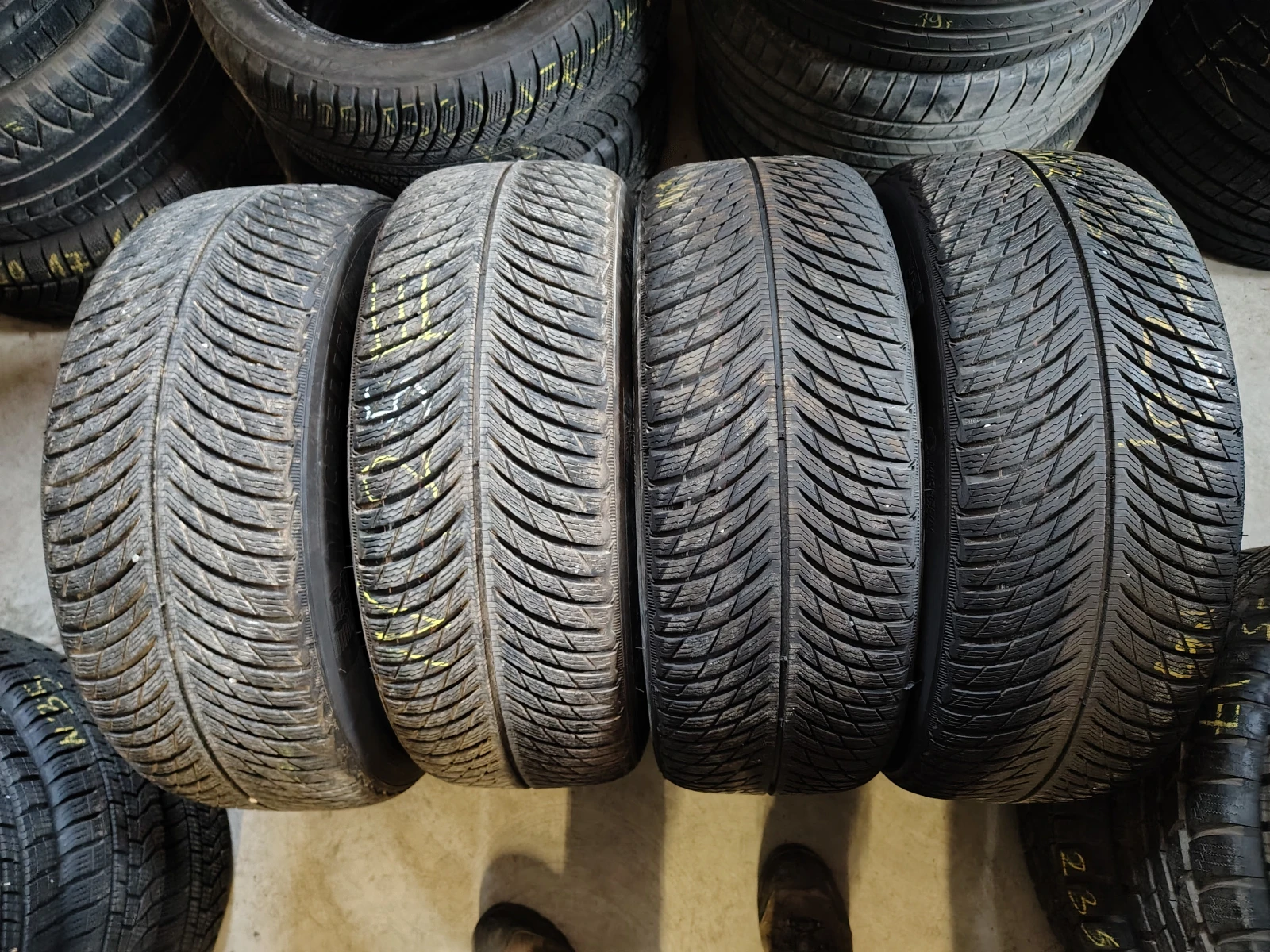 Гуми Зимни 235/55R17