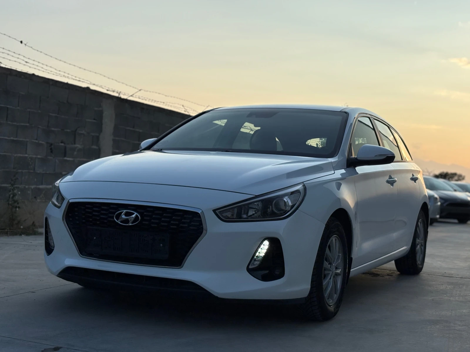 Hyundai I30 1.6 CRDI* Navi* LED* Камера* EURO6*  - изображение 2