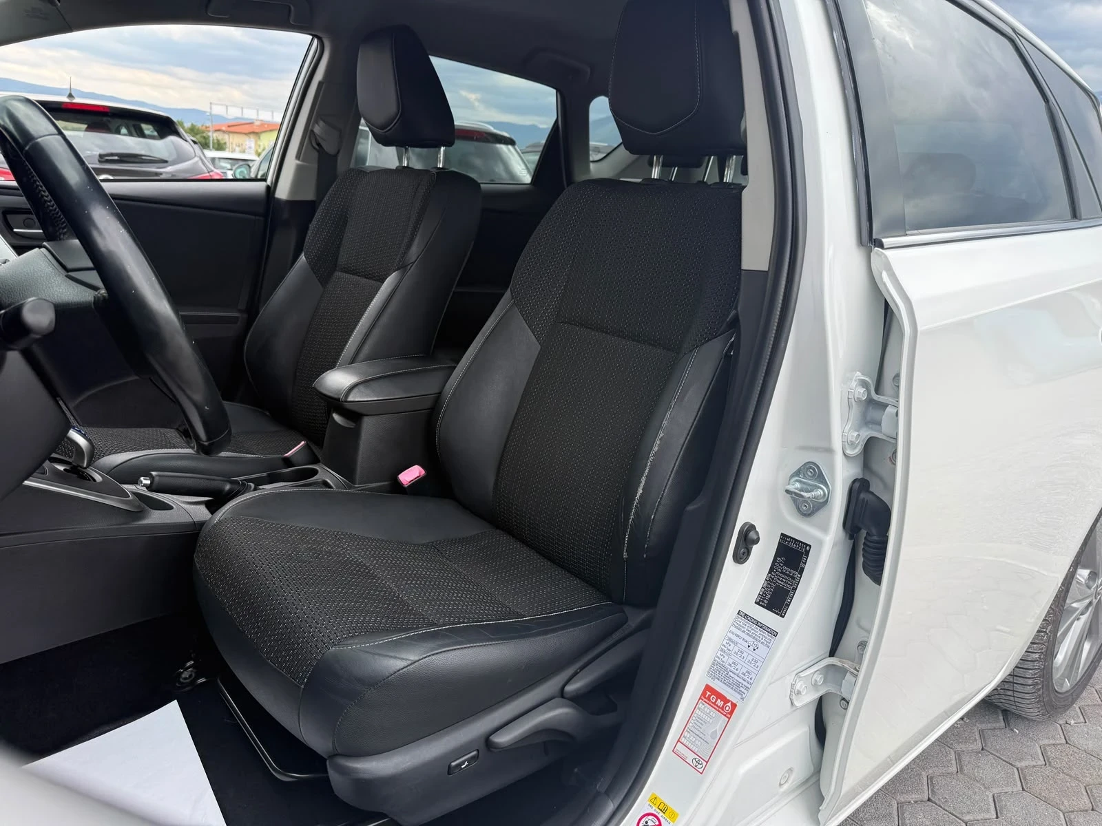 Toyota Auris HYBRID, снимка 14 - Автомобили и джипове - 55406293