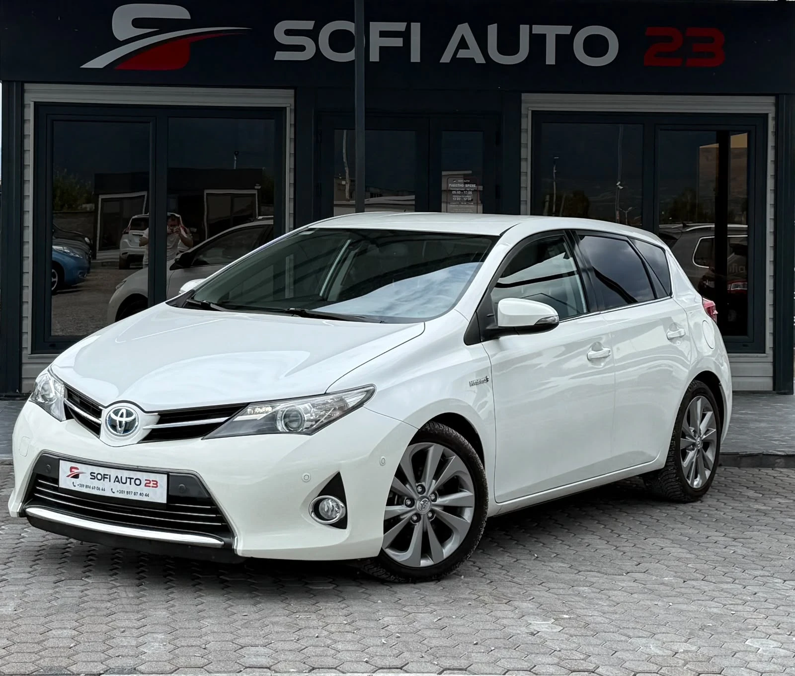 Toyota Auris HYBRID, снимка 2 - Автомобили и джипове - 55406293