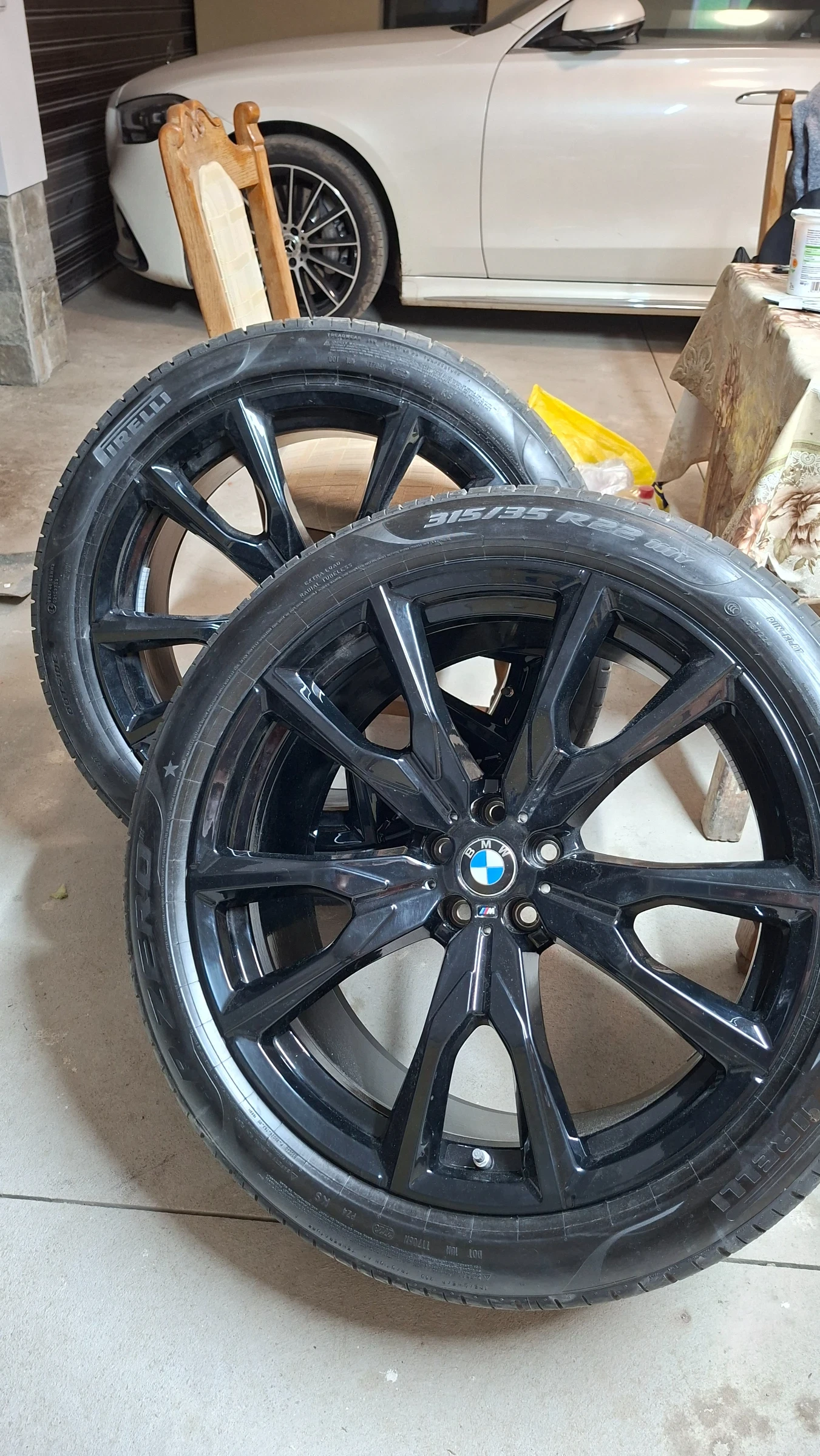 Гуми с джанти Pirelli 335/35R22, снимка 2 - Гуми и джанти - 54648419