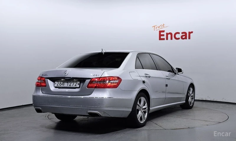Mercedes-Benz E 220, снимка 2 - Автомобили и джипове - 52867614