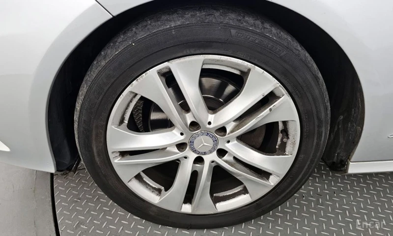 Mercedes-Benz E 220, снимка 5 - Автомобили и джипове - 52867614