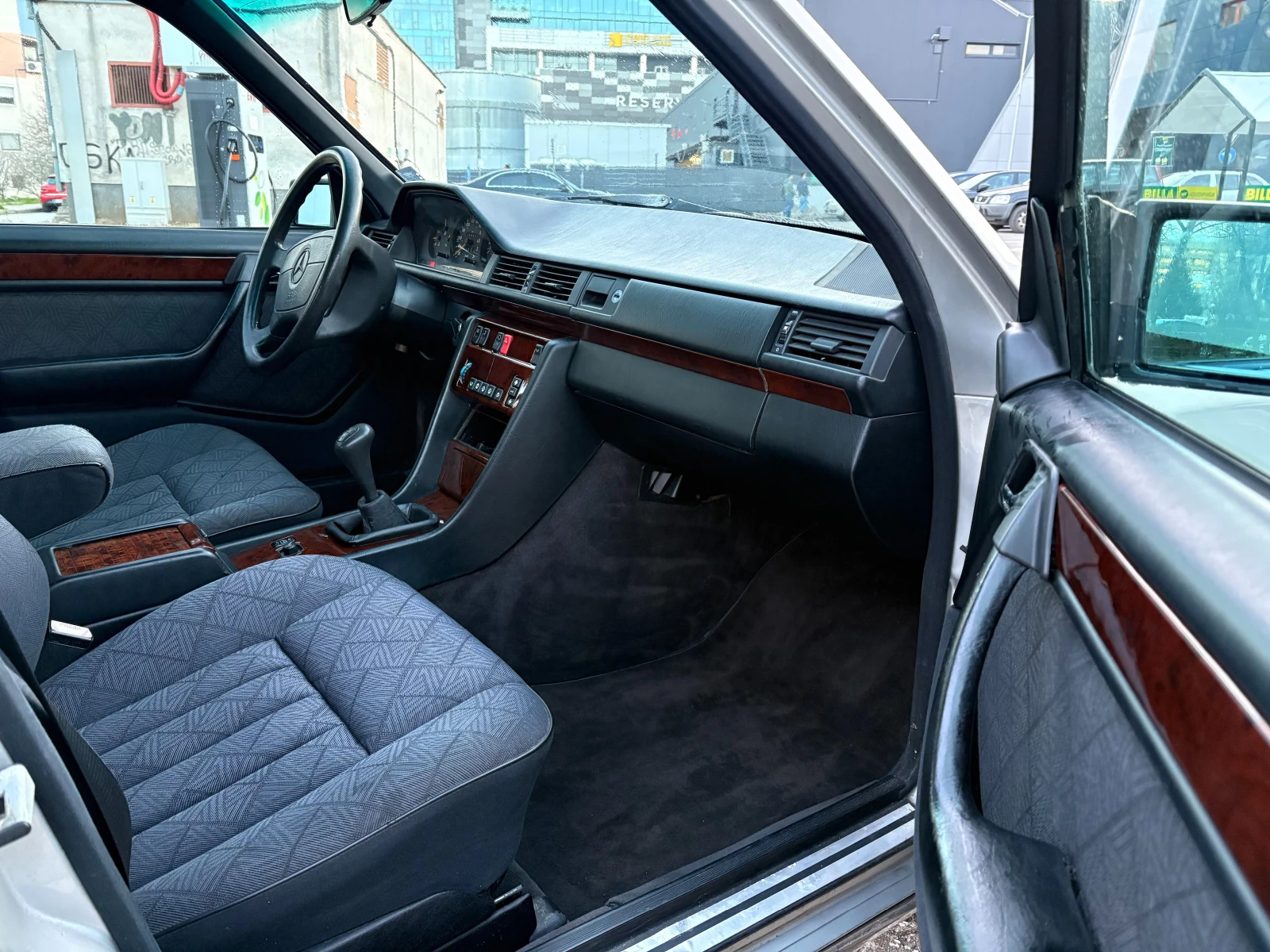 Mercedes-Benz 124 Е200, снимка 8 - Автомобили и джипове - 53878456