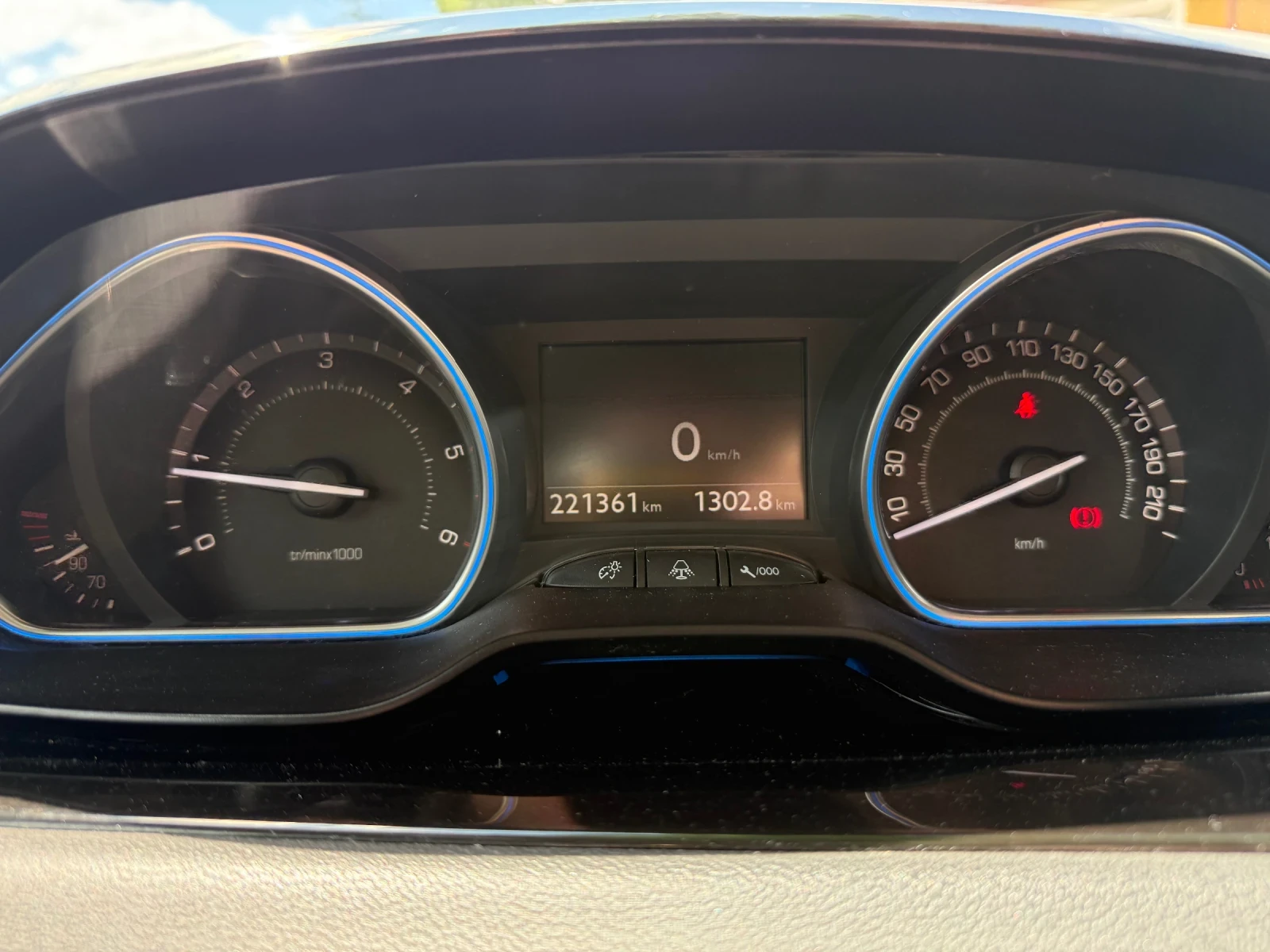 Peugeot 208 Feeline 1.6 eHDI - 6 скорости, снимка 17 - Автомобили и джипове - 55279881
