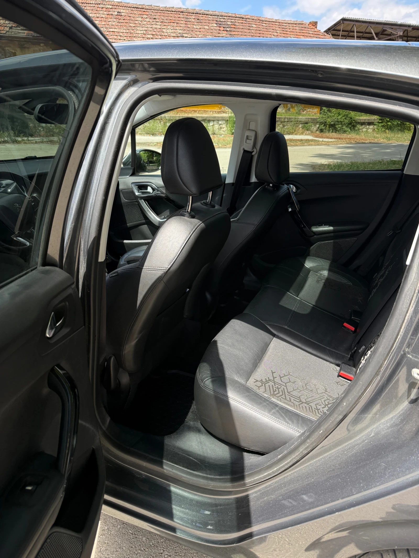 Peugeot 208 Feeline 1.6 eHDI - 6 скорости, снимка 6 - Автомобили и джипове - 55279881