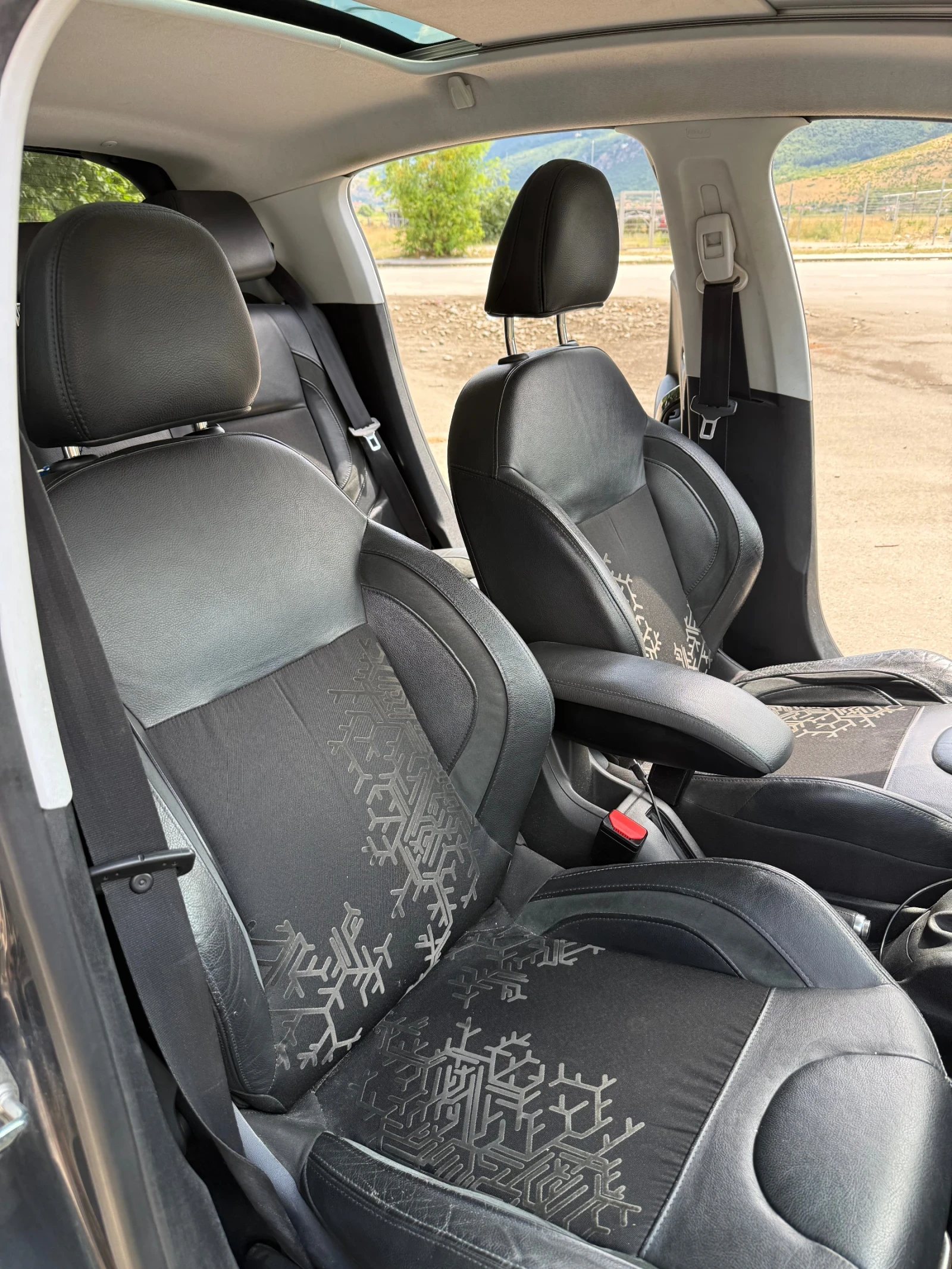 Peugeot 208 Feeline 1.6 eHDI - 6 скорости, снимка 14 - Автомобили и джипове - 55279881