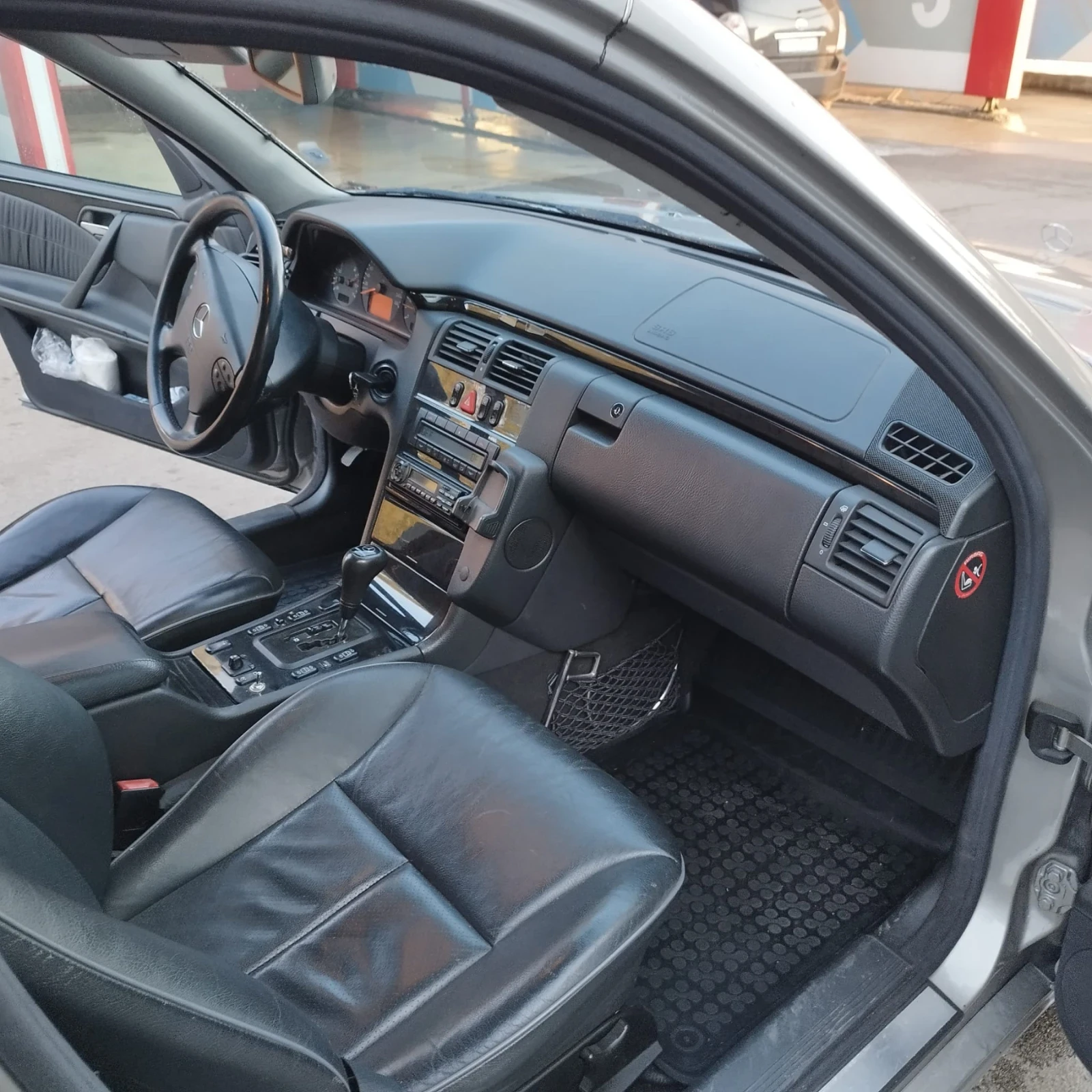 Mercedes-Benz E 270 ТОП, снимка 10 - Автомобили и джипове - 55423113