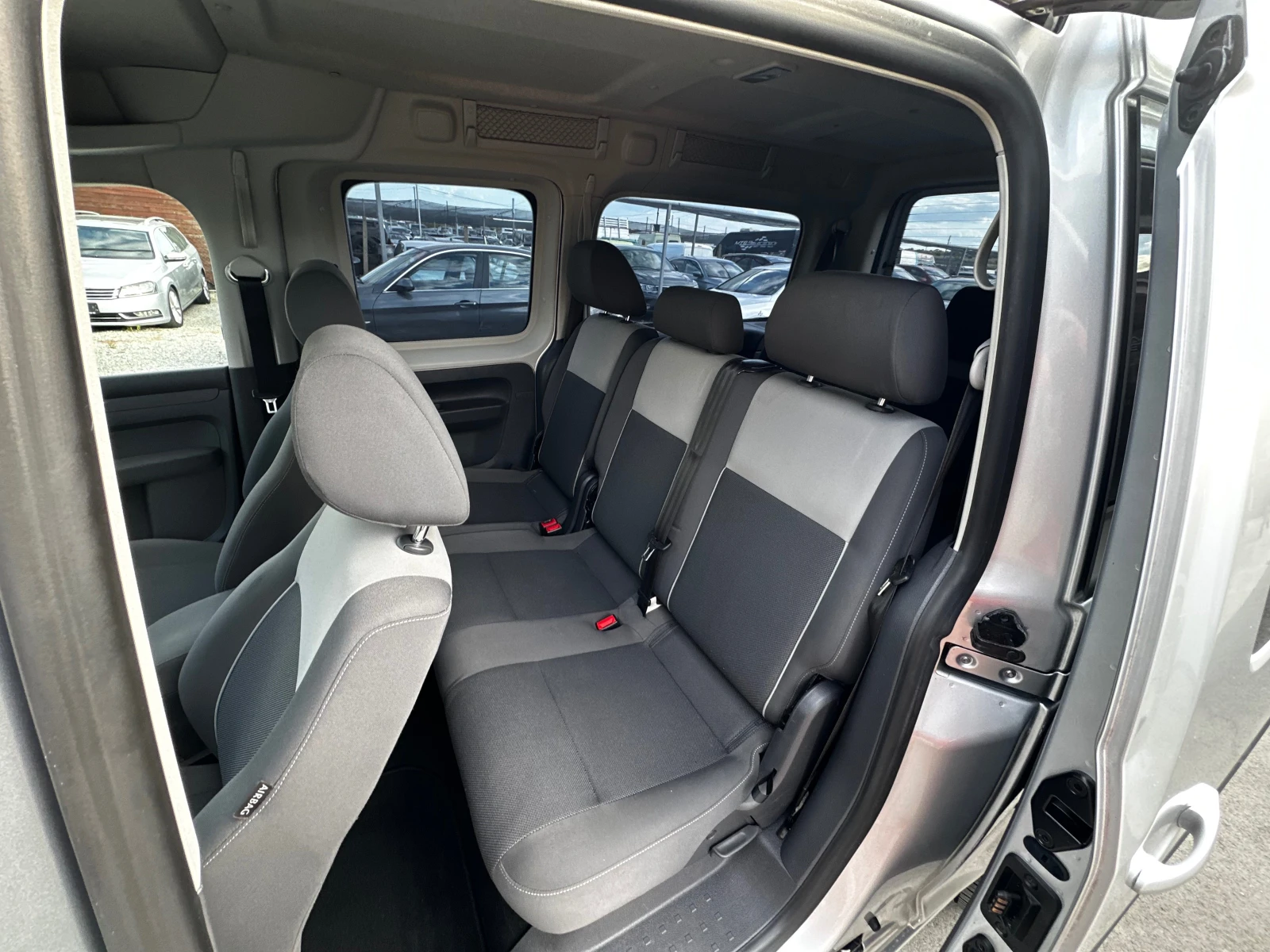 VW Caddy MAXI 6+ 1 2.0TDI 4motion, снимка 16 - Автомобили и джипове - 55666313
