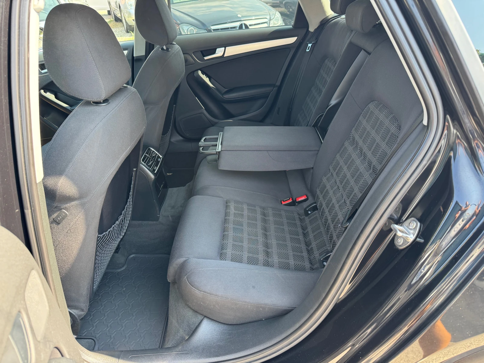 Audi A4 2.0-TDI* FACELIFE* 150kc* LED* NAVI* AVTOMATIK* ЛИ, снимка 16 - Автомобили и джипове - 55752182