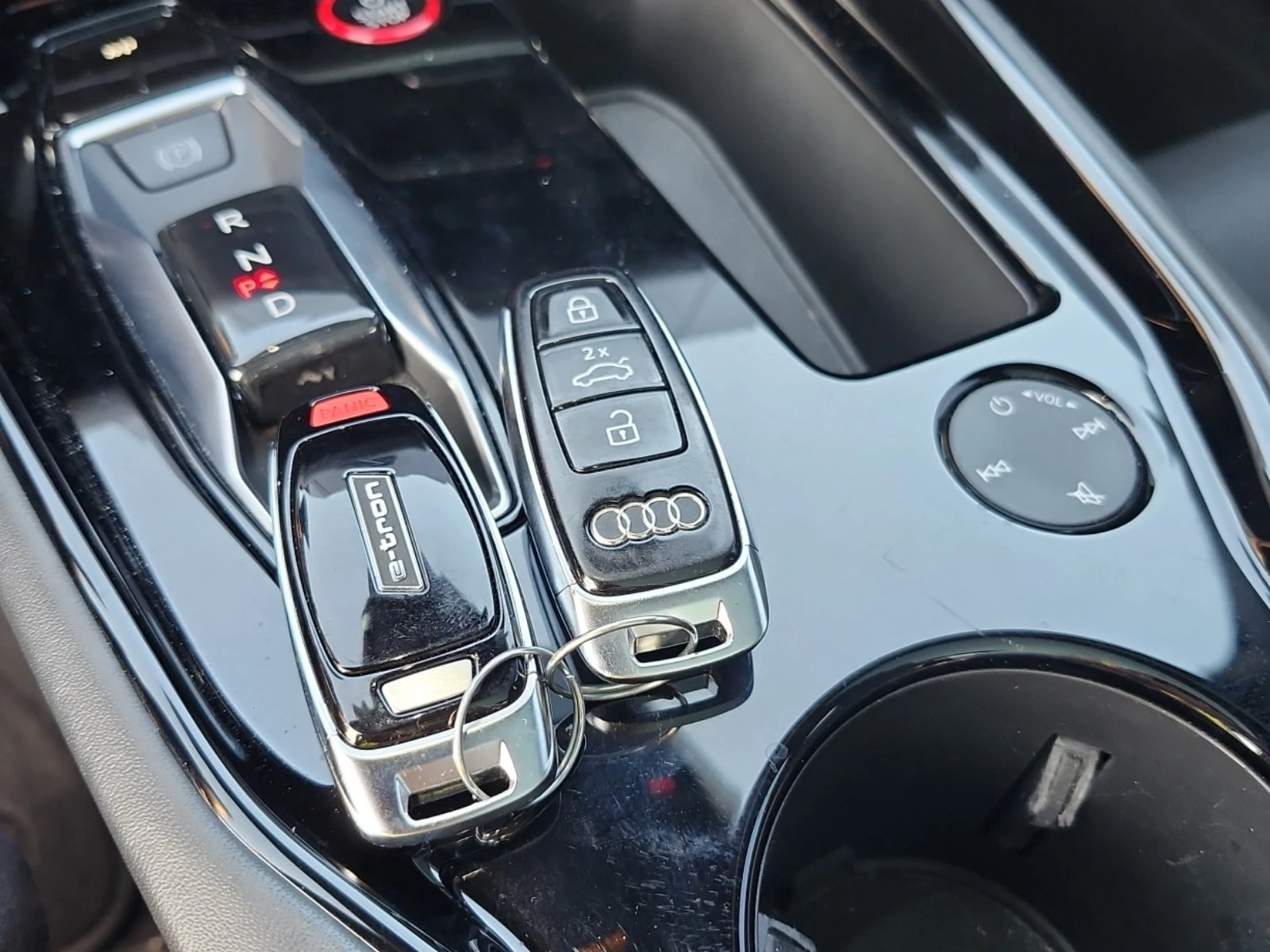Audi E-Tron GT * QUATTRO * CARFAX * Един собственик * От VW * , снимка 10 - Автомобили и джипове - 55841505