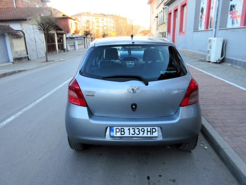 Toyota Yaris 1.3i Уникат, снимка 8 - Автомобили и джипове - 48456339