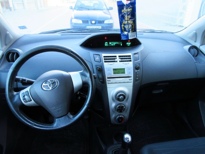 Toyota Yaris 1.3i Уникат, снимка 10 - Автомобили и джипове - 48456339