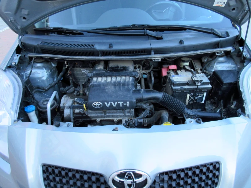 Toyota Yaris 1.3i Уникат, снимка 13 - Автомобили и джипове - 48456339