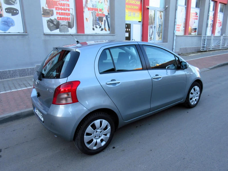 Toyota Yaris 1.3i Уникат, снимка 2 - Автомобили и джипове - 48456339