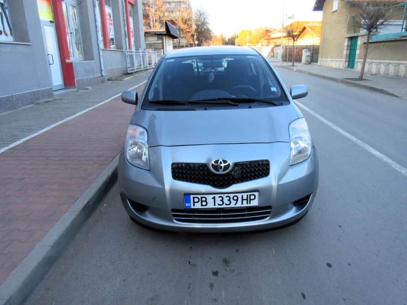 Toyota Yaris 1.3i Уникат, снимка 5 - Автомобили и джипове - 48456339