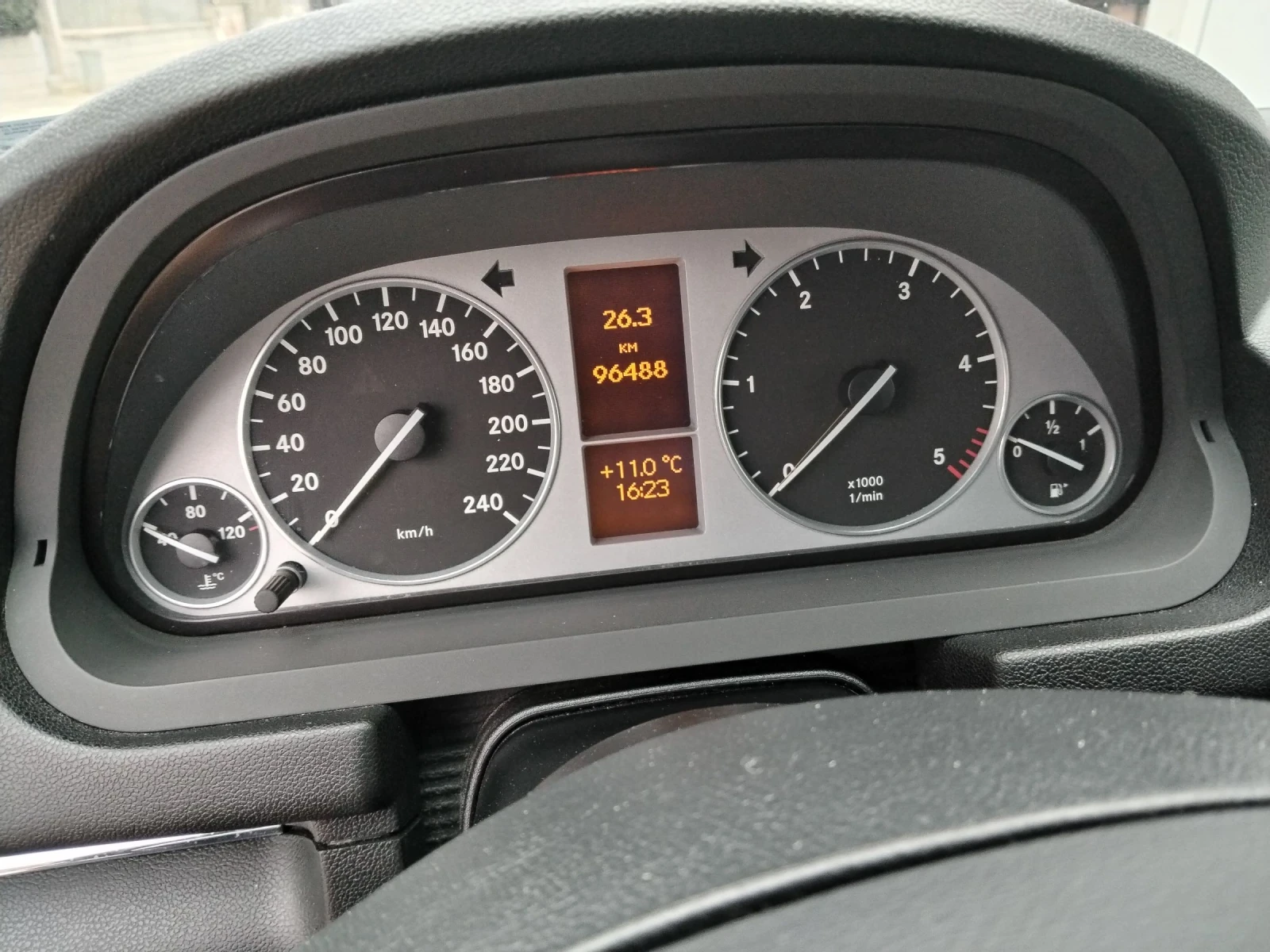 Mercedes-Benz B 180 Комби, снимка 4 - Автомобили и джипове - 54036495