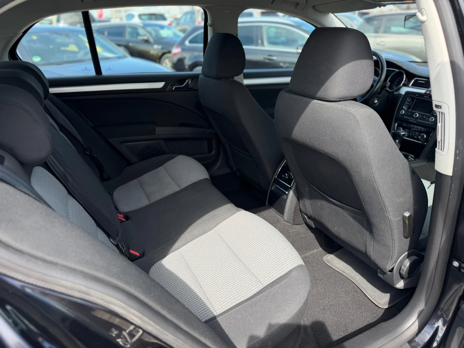 Skoda Superb 2.0TDI = DSG = CLIMATRONIC = PDC = СЕРВИЗНА ИСТОРИ, снимка 12 - Автомобили и джипове - 54191803