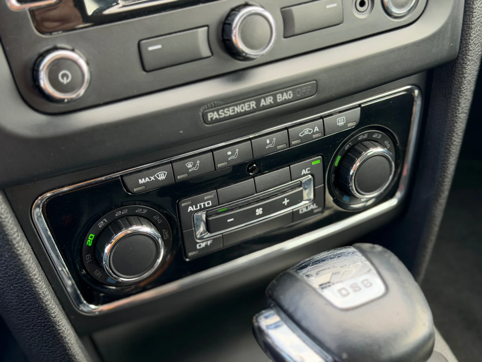 Skoda Superb 2.0TDI = DSG = CLIMATRONIC = PDC = СЕРВИЗНА ИСТОРИ, снимка 14 - Автомобили и джипове - 54191803