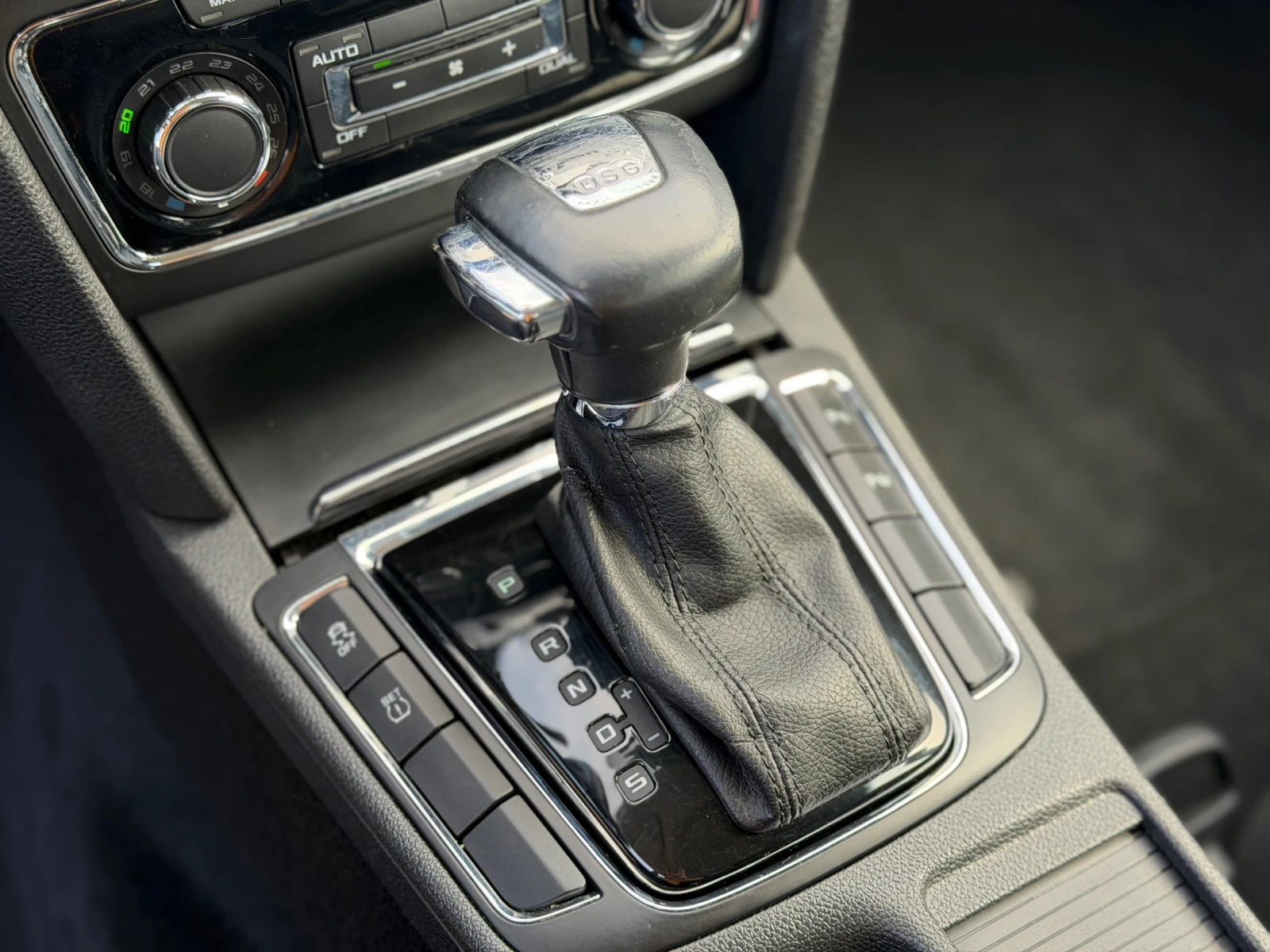 Skoda Superb 2.0TDI = DSG = CLIMATRONIC = PDC = СЕРВИЗНА ИСТОРИ, снимка 13 - Автомобили и джипове - 54191803