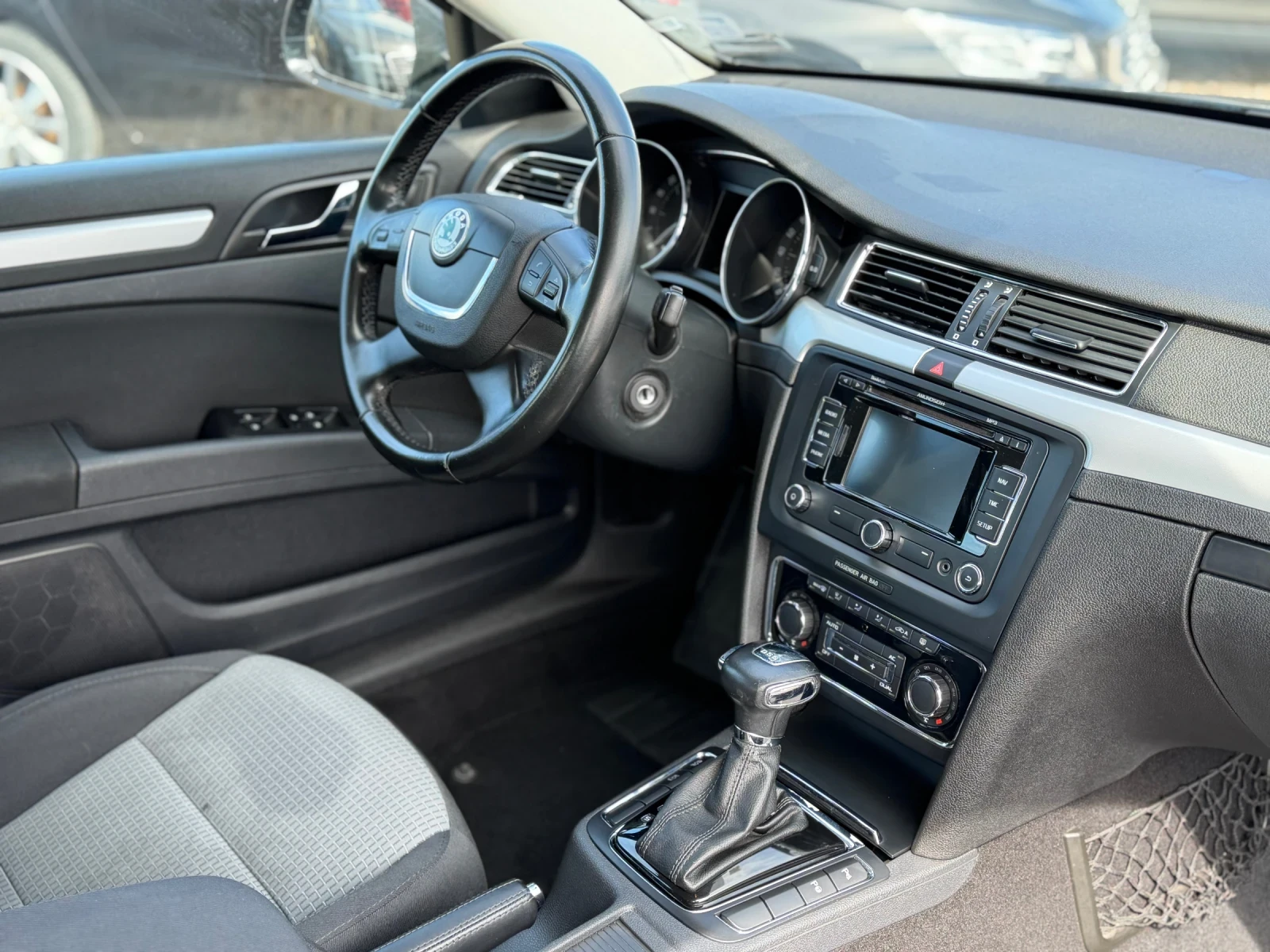 Skoda Superb 2.0TDI = DSG = CLIMATRONIC = PDC = СЕРВИЗНА ИСТОРИ, снимка 10 - Автомобили и джипове - 54191803