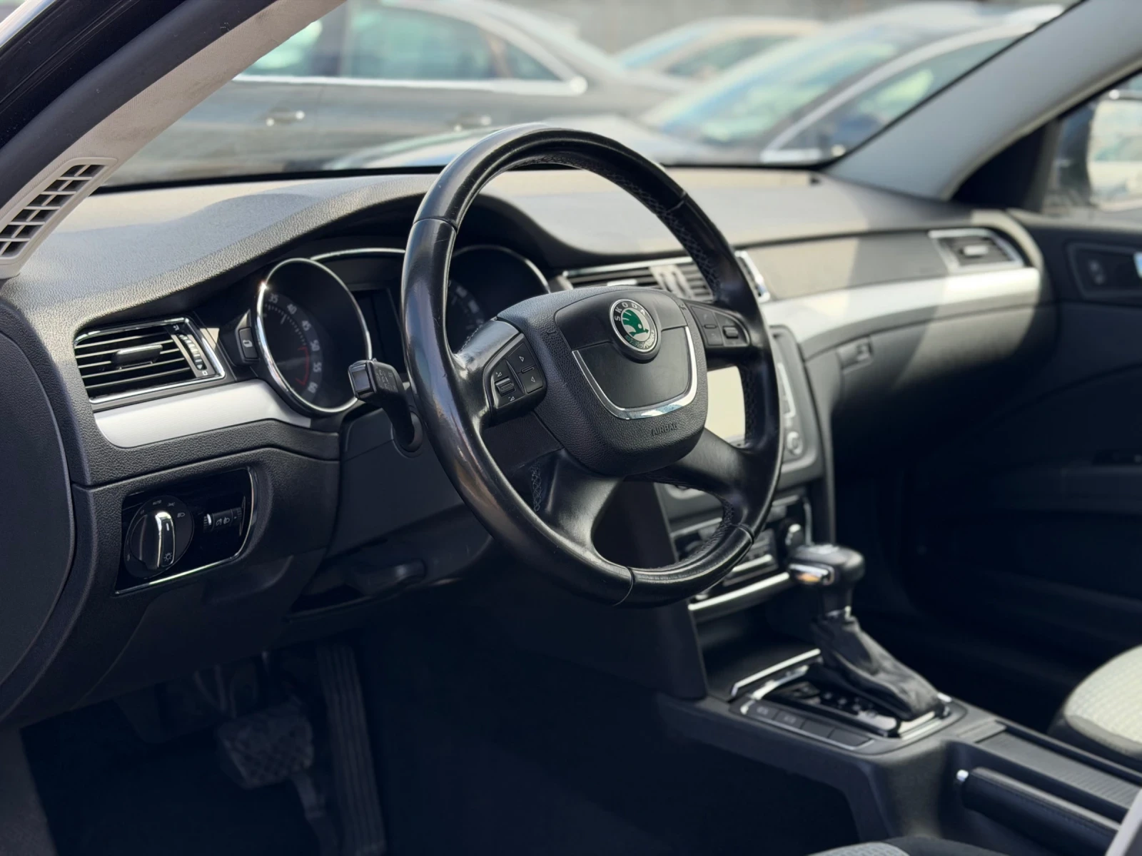 Skoda Superb 2.0TDI = DSG = CLIMATRONIC = PDC = СЕРВИЗНА ИСТОРИ, снимка 7 - Автомобили и джипове - 54191803