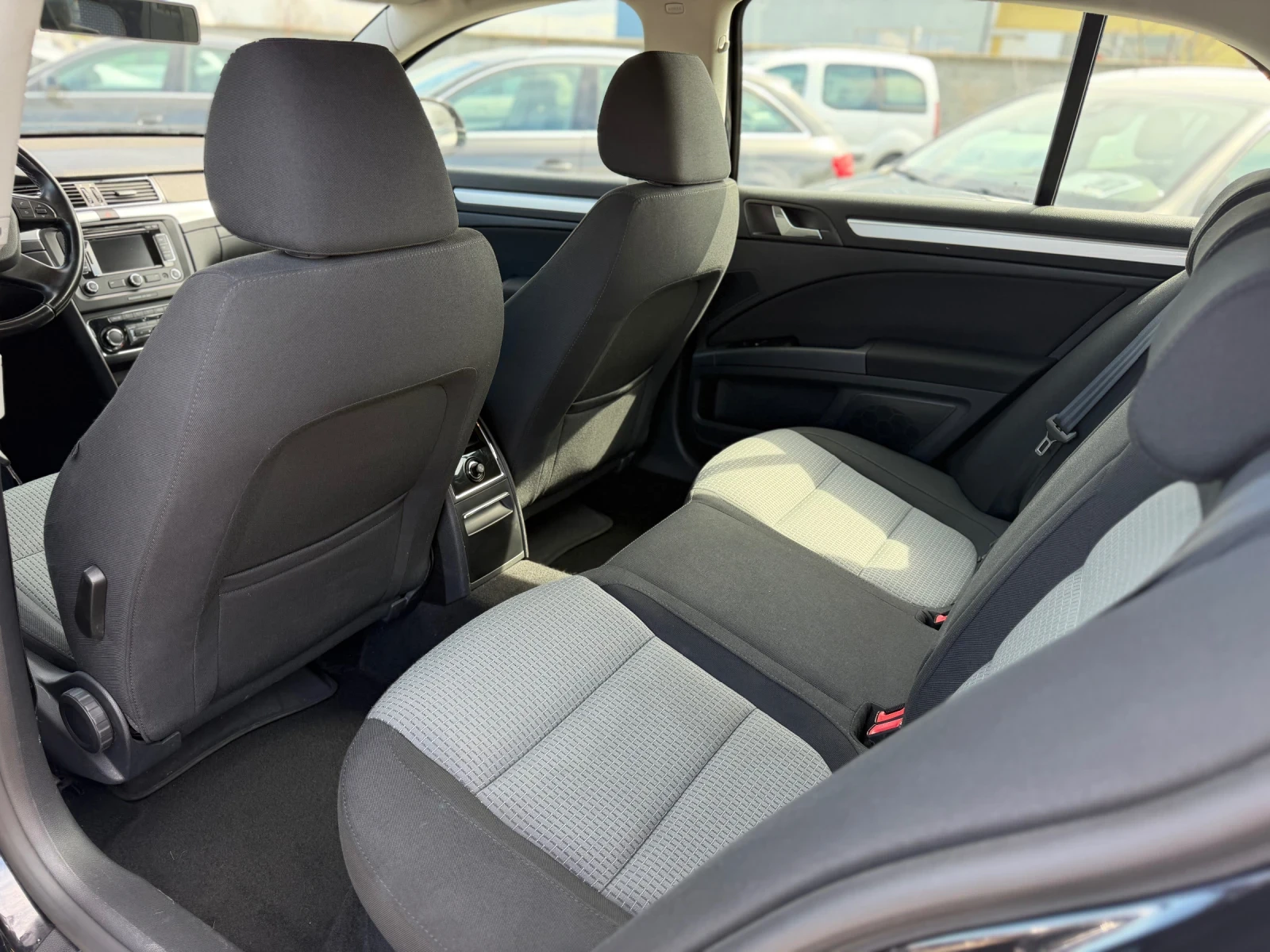 Skoda Superb 2.0TDI = DSG = CLIMATRONIC = PDC = СЕРВИЗНА ИСТОРИ, снимка 11 - Автомобили и джипове - 54191803