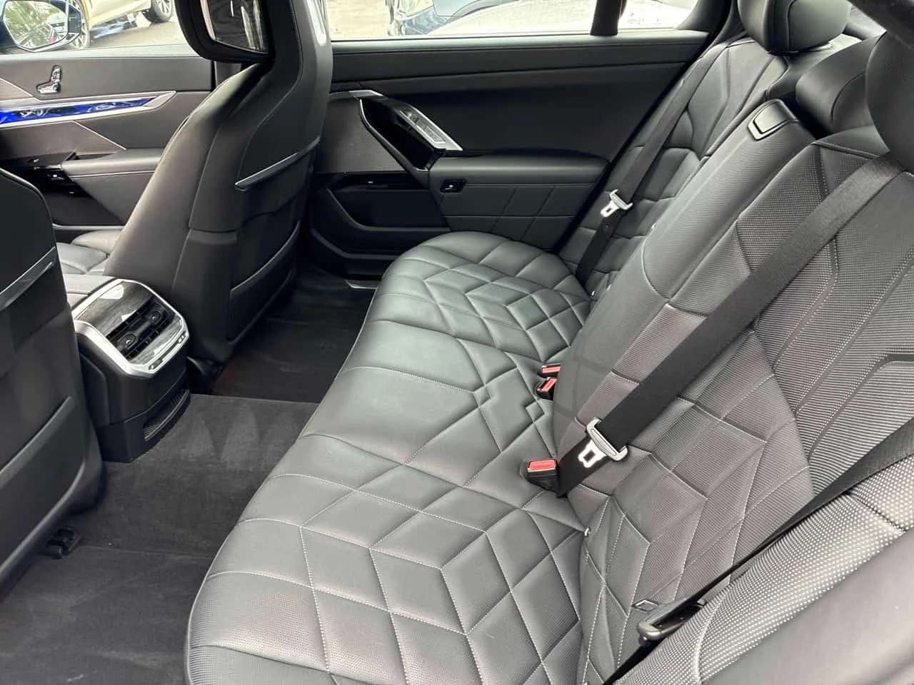 BMW 750 * 750e xDrive * ПРЕДСТАВИТЕЛСТВО * ДИСТРОНИК * 360, снимка 16 - Автомобили и джипове - 54434292