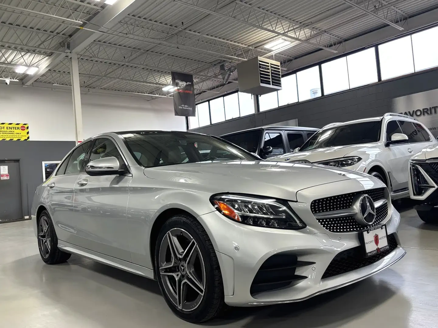 Mercedes-Benz C 300 4MATIC * AMGPKG * CARFAX * АВТО КРЕДИТ * , снимка 2 - Автомобили и джипове - 54744842