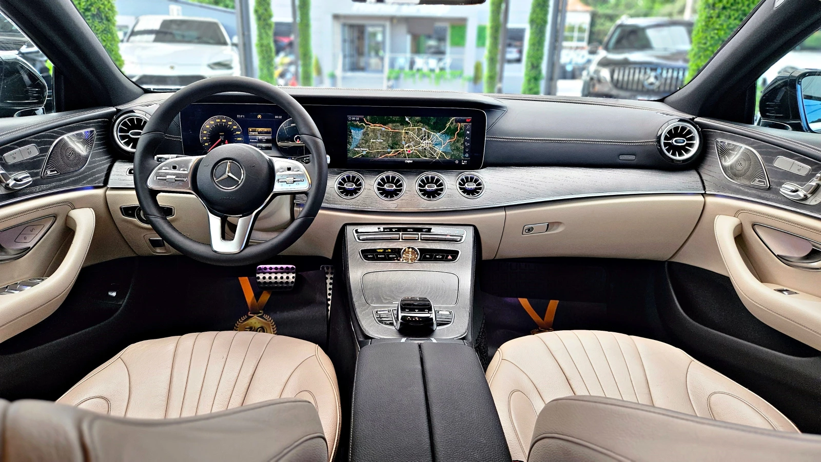 Mercedes-Benz CLS 350 AMG/4MAT/DISTR/CAMERA/CAR PLAY/AMBIЕNT/ПОДГРЕВ/LIZ, снимка 8 - Автомобили и джипове - 54940605