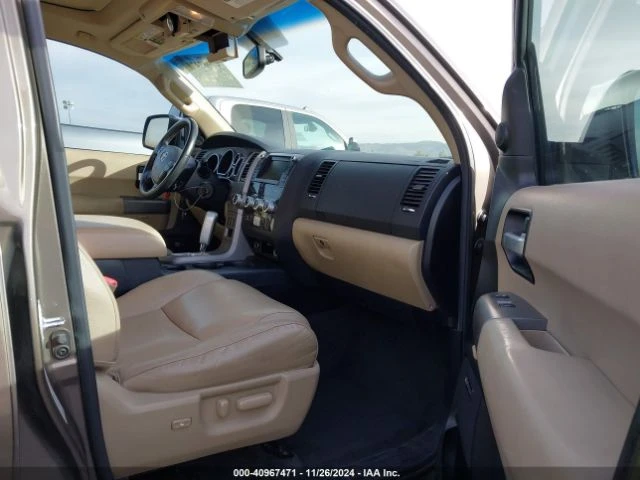 Toyota Sequoia LIMITED 5.7L V8, Налична сервизна, снимка 10 - Автомобили и джипове - 48447375