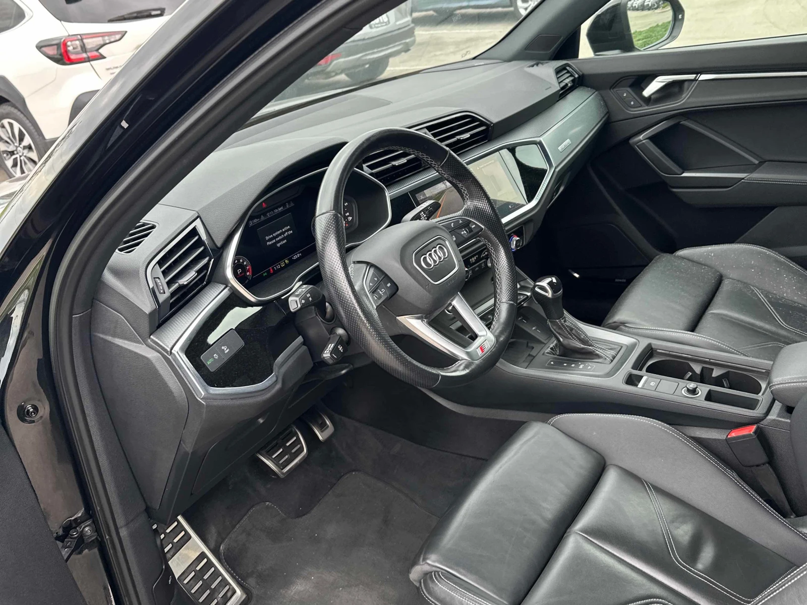 Audi Q3  Technik Black Optic / 360 / Dis / B&O / Carfax, снимка 5 - Автомобили и джипове - 56056607