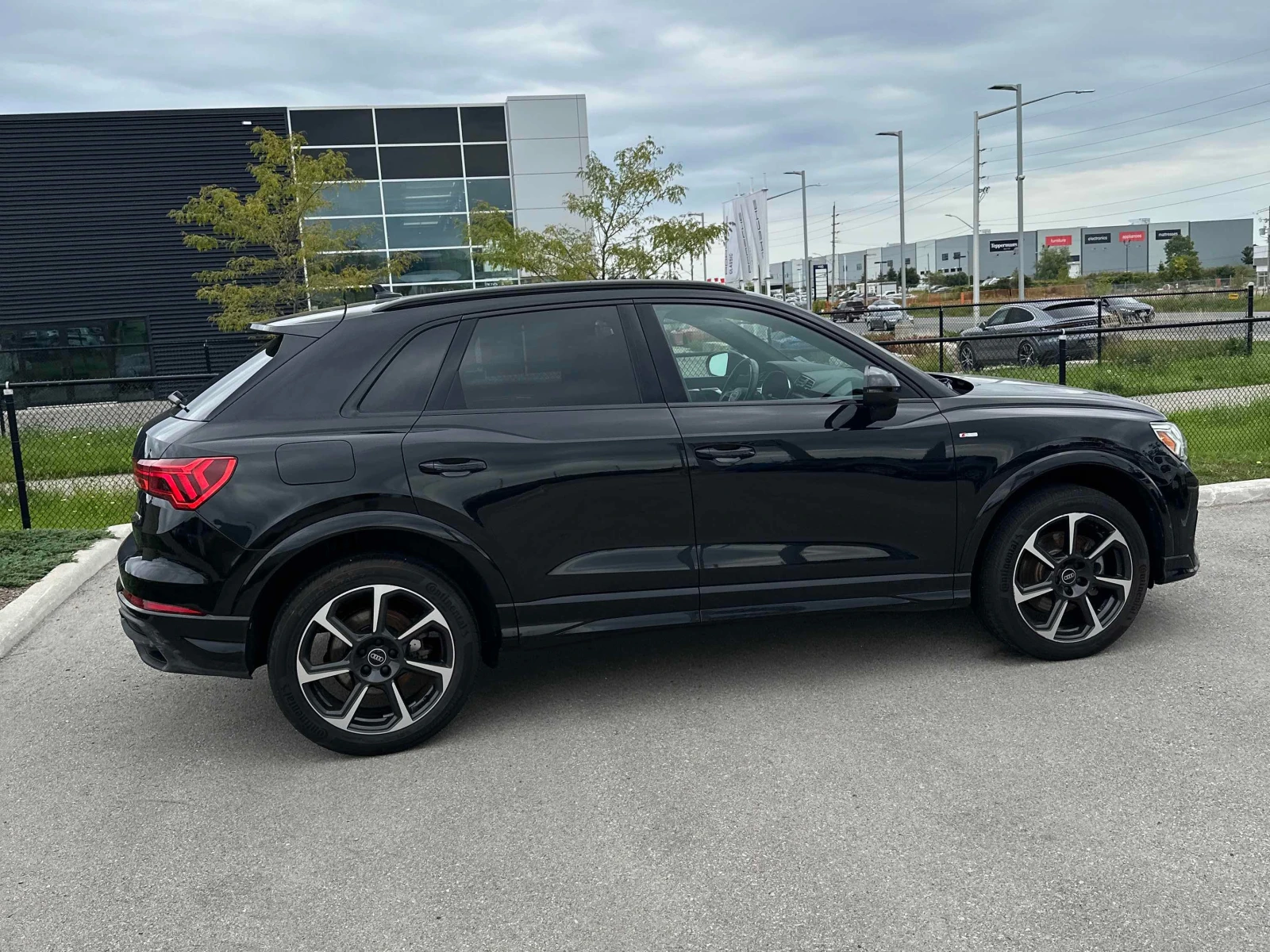 Audi Q3  Technik Black Optic / 360 / Dis / B&O / Carfax, снимка 3 - Автомобили и джипове - 56056607