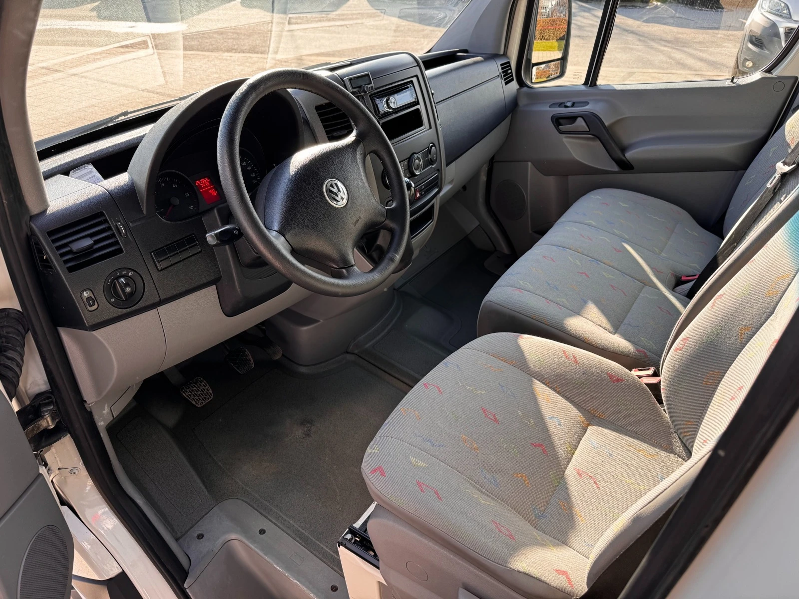 VW Crafter 2.5TDI Клима L2H2 - изображение 9