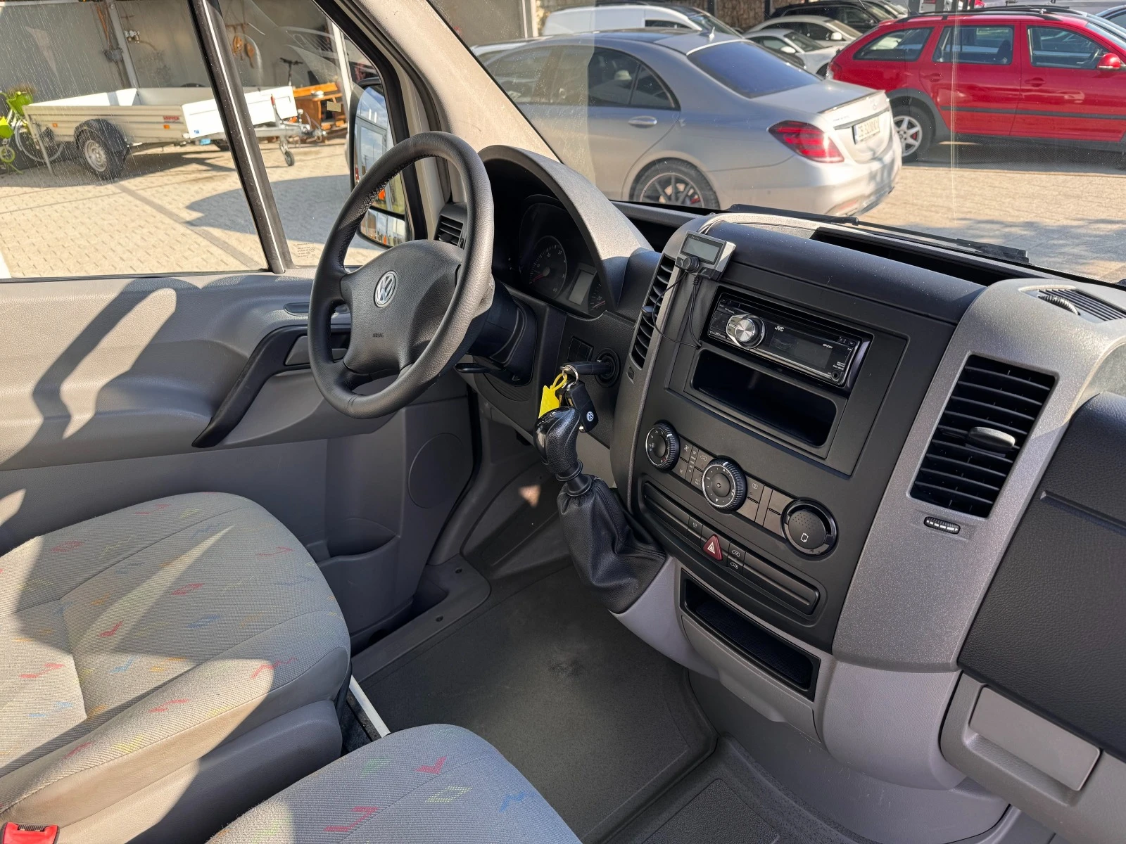 VW Crafter 2.5TDI Клима L2H2 - изображение 8