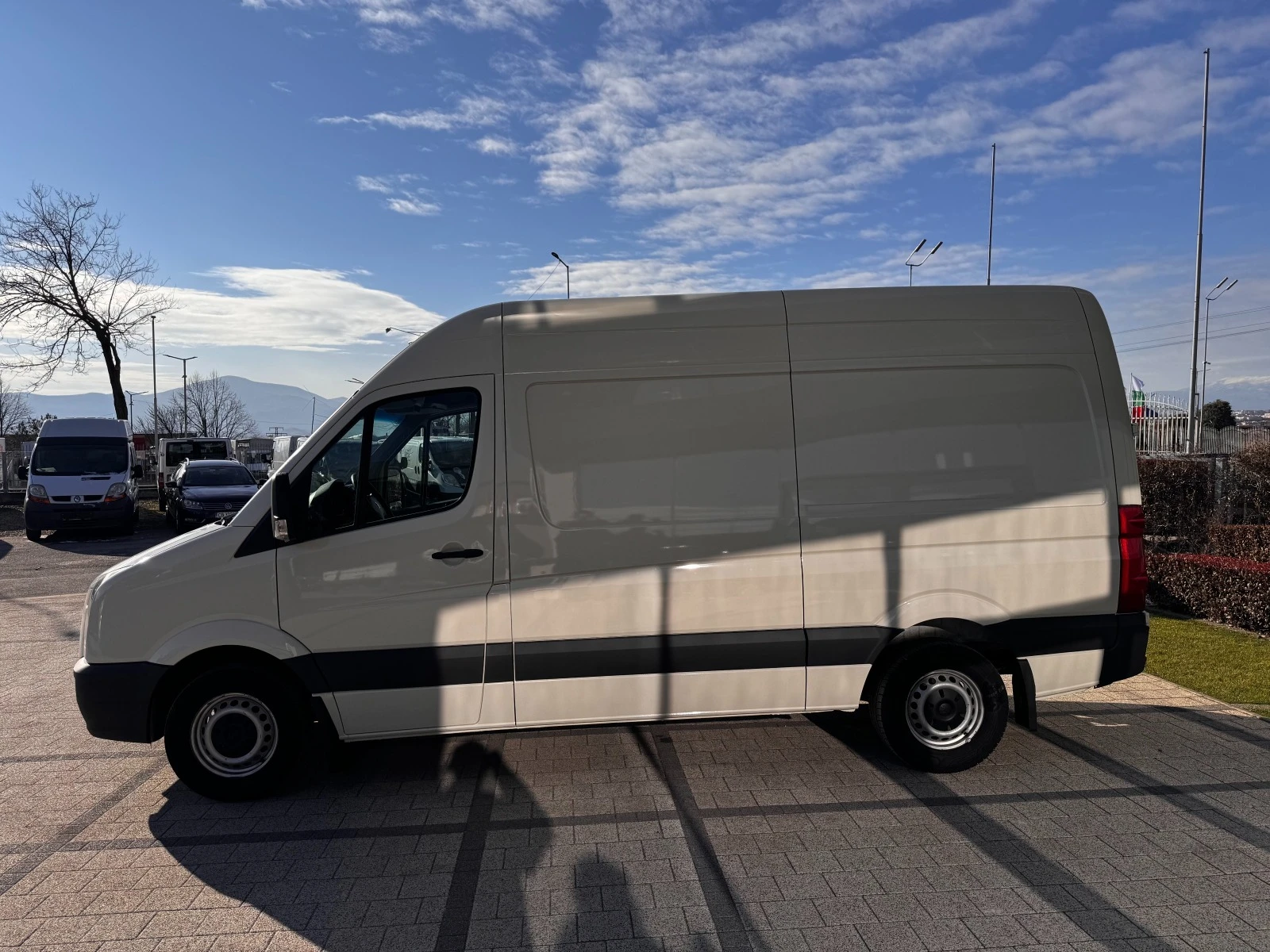 VW Crafter 2.5TDI Клима L2H2 - изображение 3