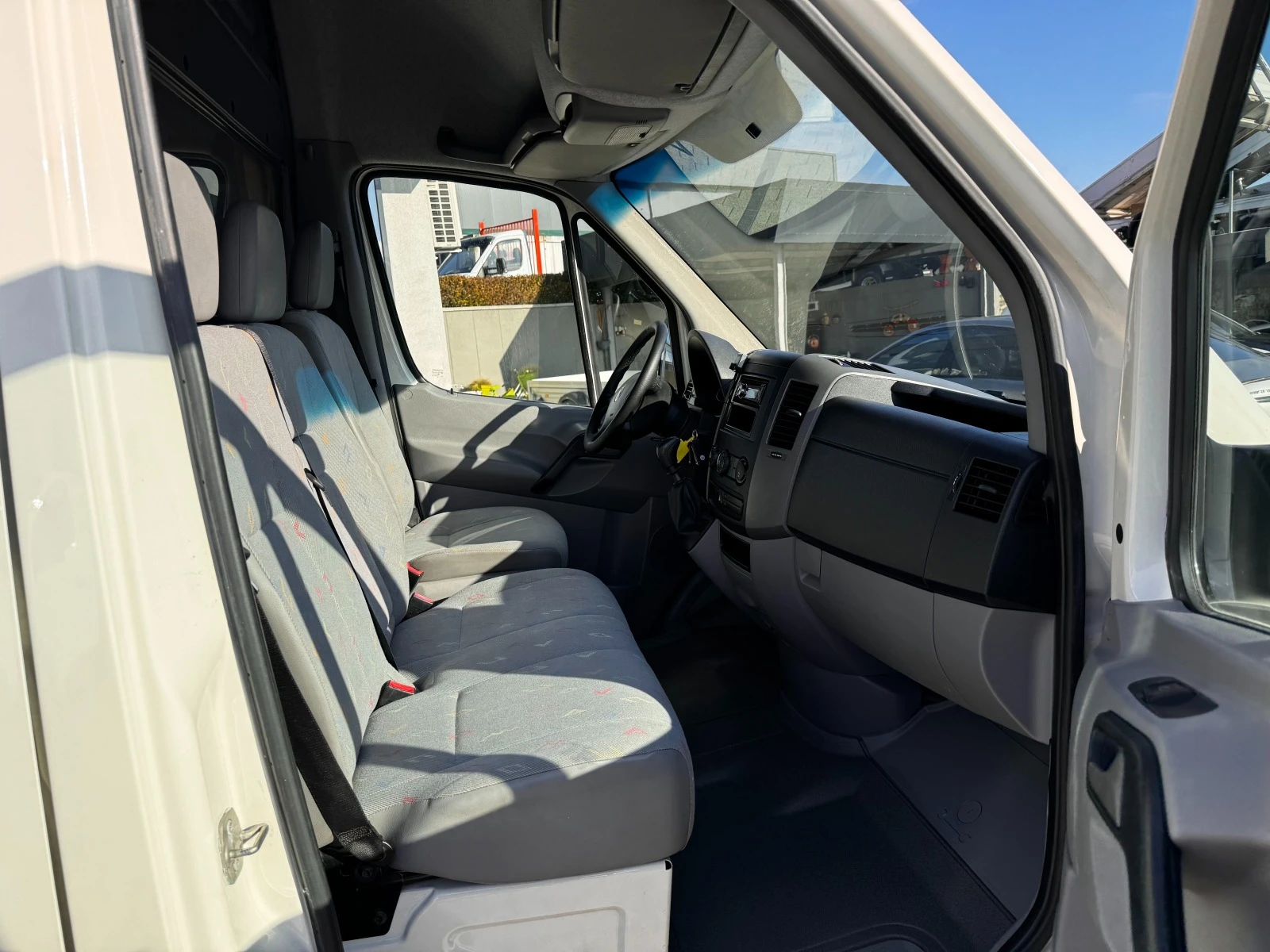 VW Crafter 2.5TDI Клима L2H2 - изображение 7