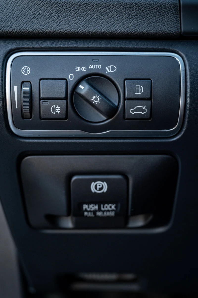 Volvo V60 2.4 D6 AWD Plug-In Hybrid Summum, снимка 16 - Автомобили и джипове - 51478314