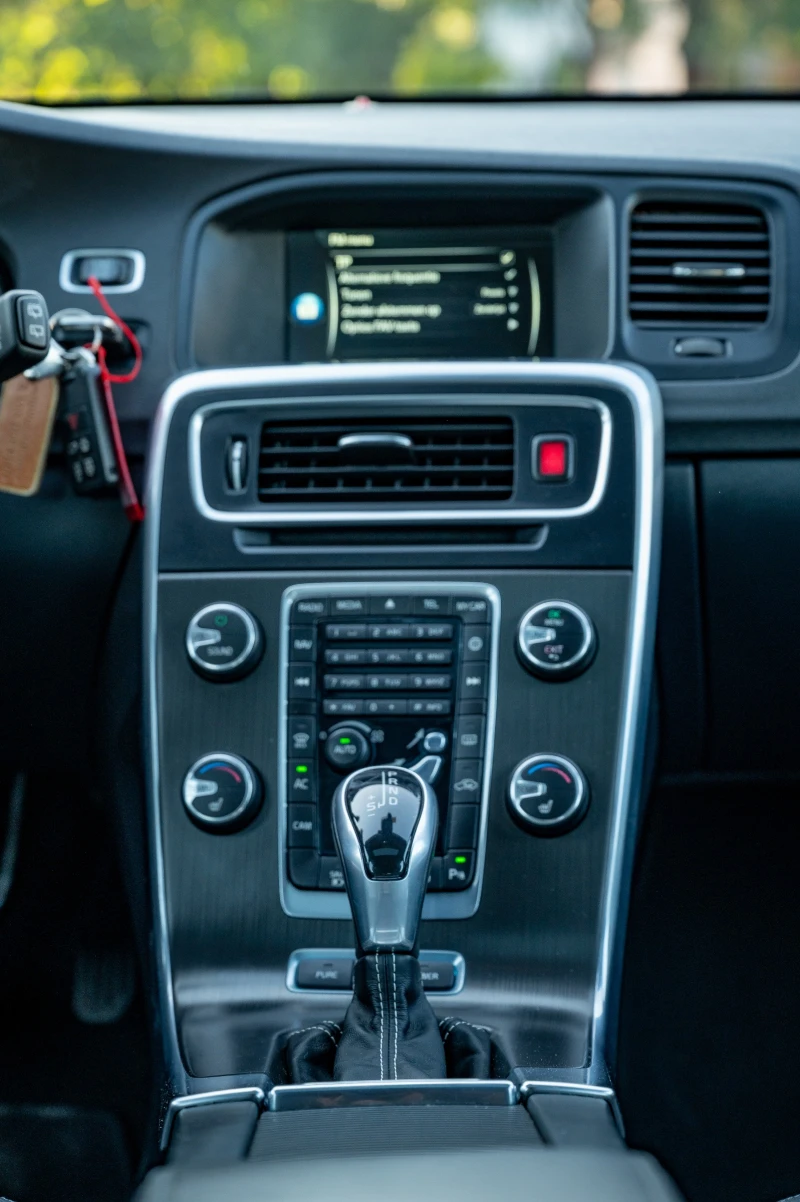 Volvo V60 2.4 D6 AWD Plug-In Hybrid Summum, снимка 11 - Автомобили и джипове - 51478314