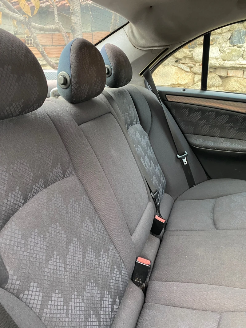 Mercedes-Benz C 220, снимка 8 - Автомобили и джипове - 52447659