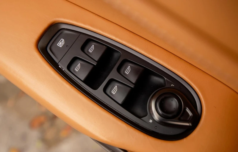 Aston Martin DBX, снимка 11 - Автомобили и джипове - 52544873