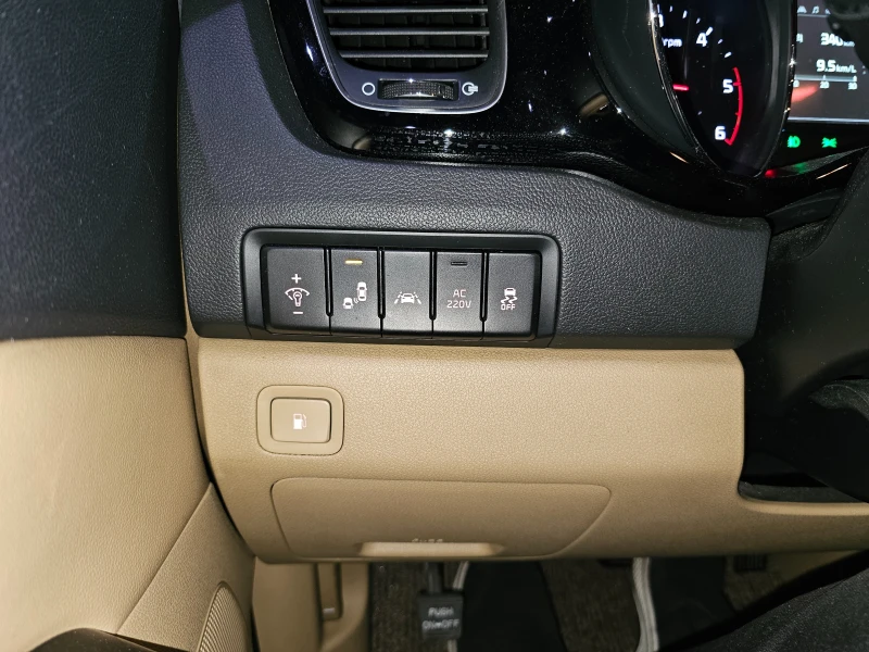 Kia Carnival 2.2CRDI - VIP LIMOUSINE-ОЧАКВАН ВНОС-ГАРАНЦИЯ!, снимка 15 - Автомобили и джипове - 52939286