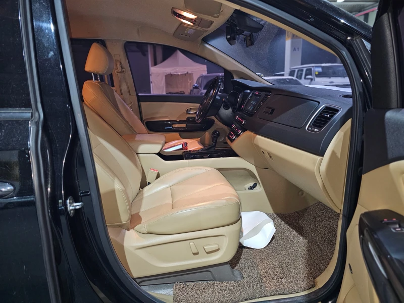 Kia Carnival 2.2CRDI - VIP LIMOUSINE-ОЧАКВАН ВНОС-ГАРАНЦИЯ!, снимка 10 - Автомобили и джипове - 52939286