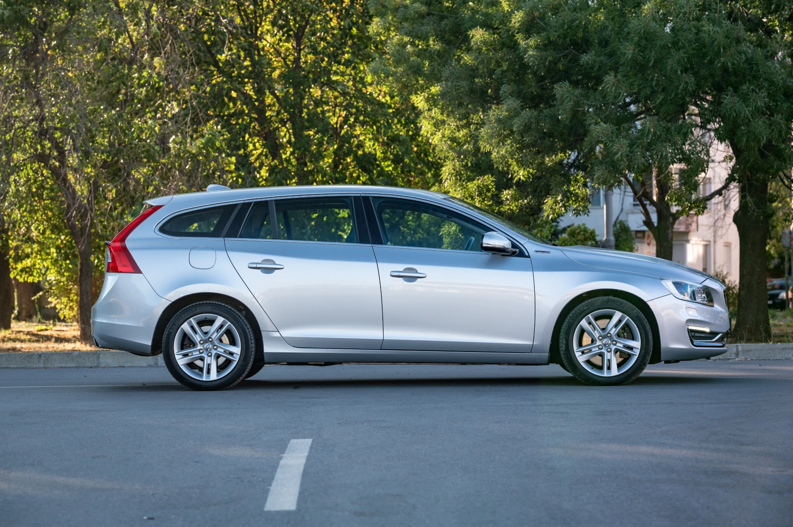 Volvo V60 2.4 D6 AWD Plug-In Hybrid Summum - изображение 5
