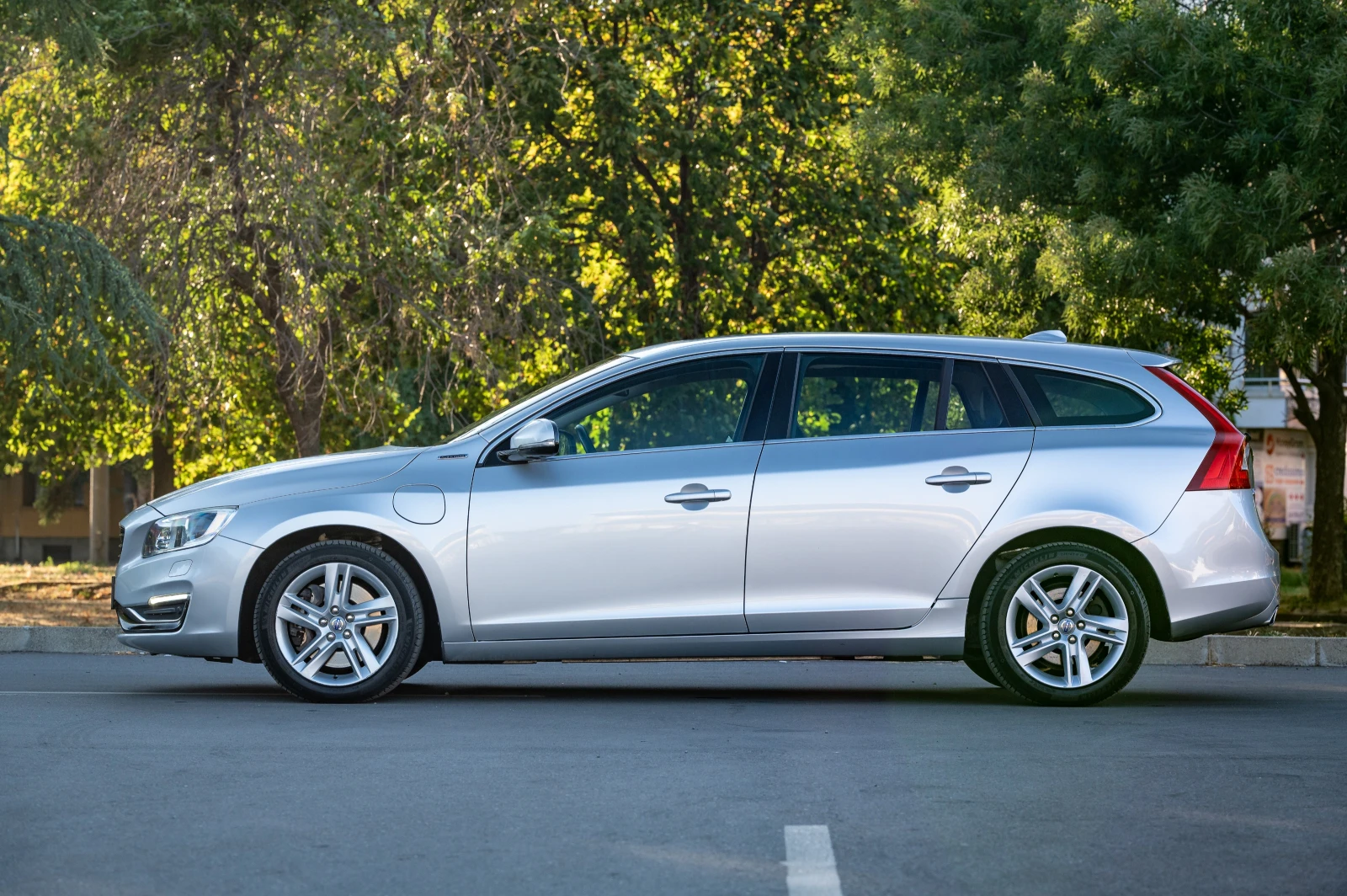 Volvo V60 2.4 D6 AWD Plug-In Hybrid Summum - изображение 6