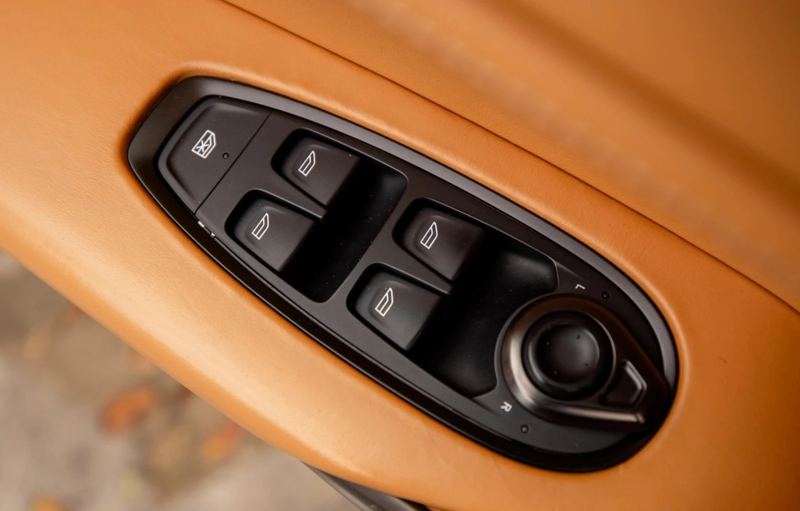 Aston Martin DBX | Mobile.bg   11