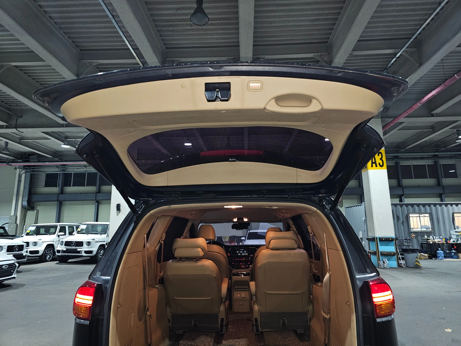 Kia Carnival 2.2CRDI - VIP LIMOUSINE-ОЧАКВАН ВНОС-ГАРАНЦИЯ! - изображение 7