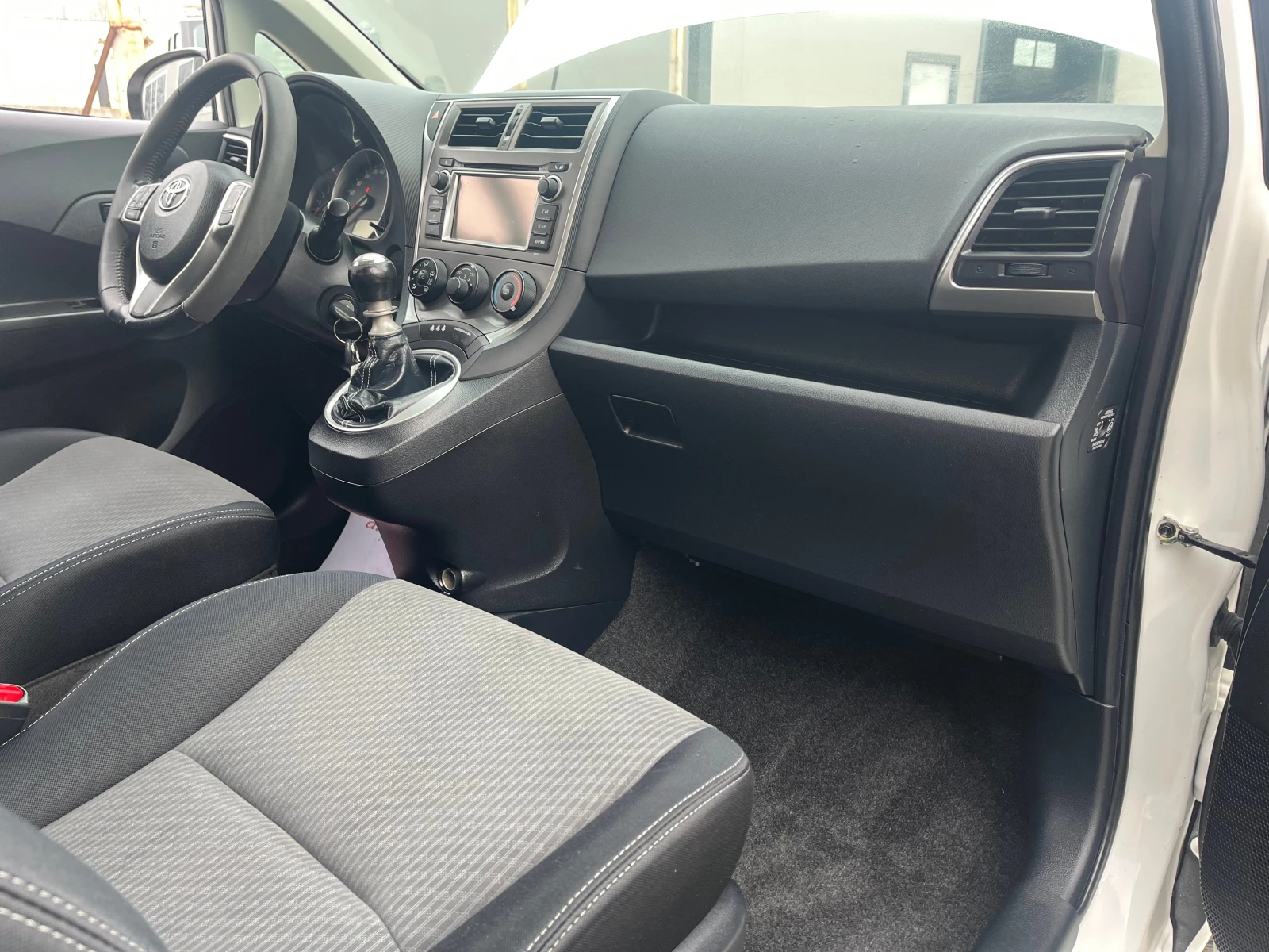 Toyota Verso S 1.33 i, снимка 11 - Автомобили и джипове - 54144698