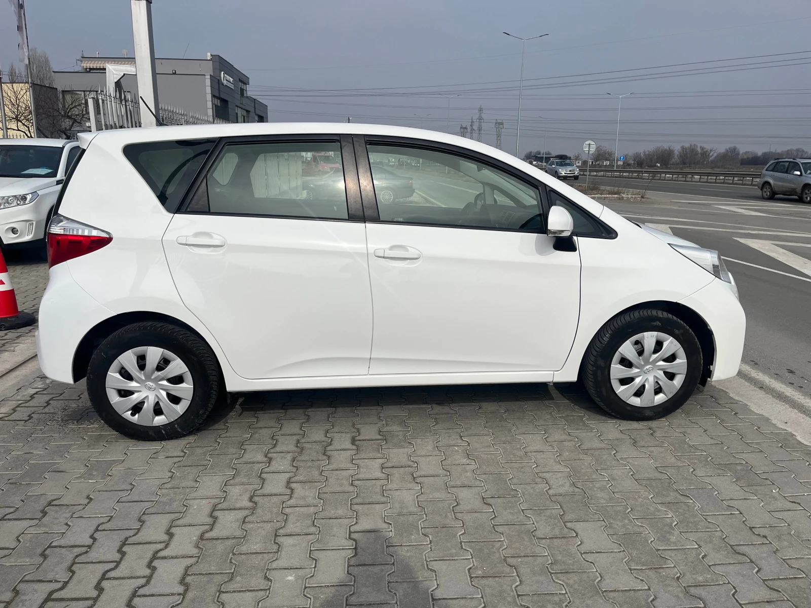 Toyota Verso S 1.33 i, снимка 5 - Автомобили и джипове - 54144698