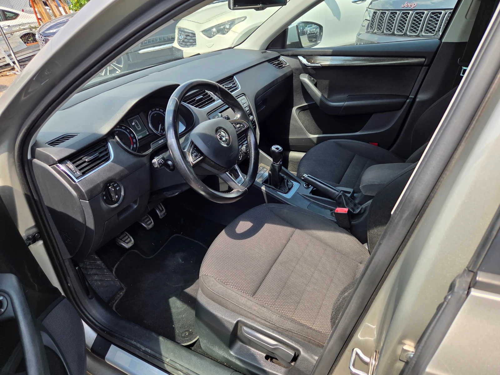 Skoda Octavia Scout 2.0D, снимка 8 - Автомобили и джипове - 55325415